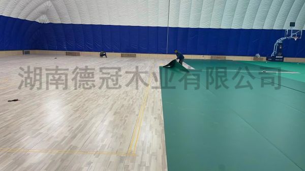 湖南德冠木業(yè)有限公司,德冠運(yùn)動地板,跳躍者運(yùn)動地板,籃球館地板,舞臺地板 湖南德冠木業(yè)有限公司,德冠運(yùn)動地板,跳躍者運(yùn)動地板,籃球館地板,舞臺地板
